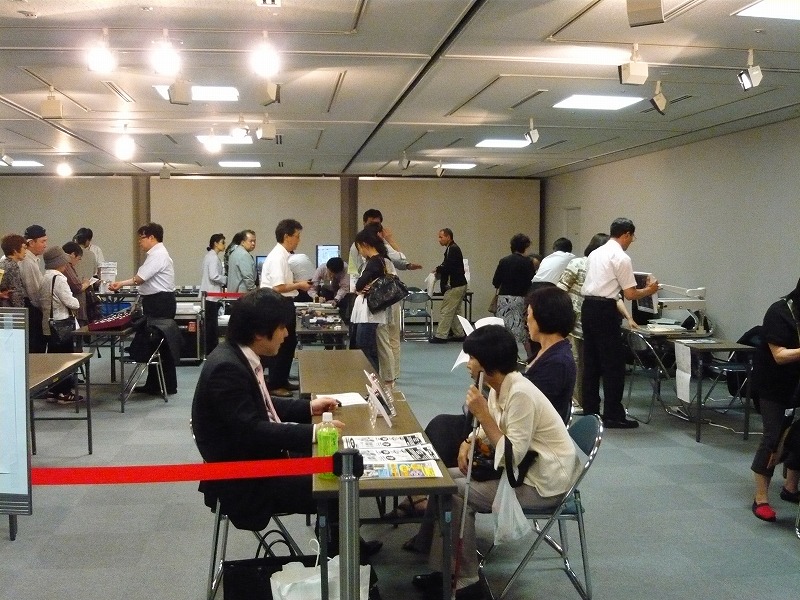 「患者のつどい」 福祉機器展会場の写真。